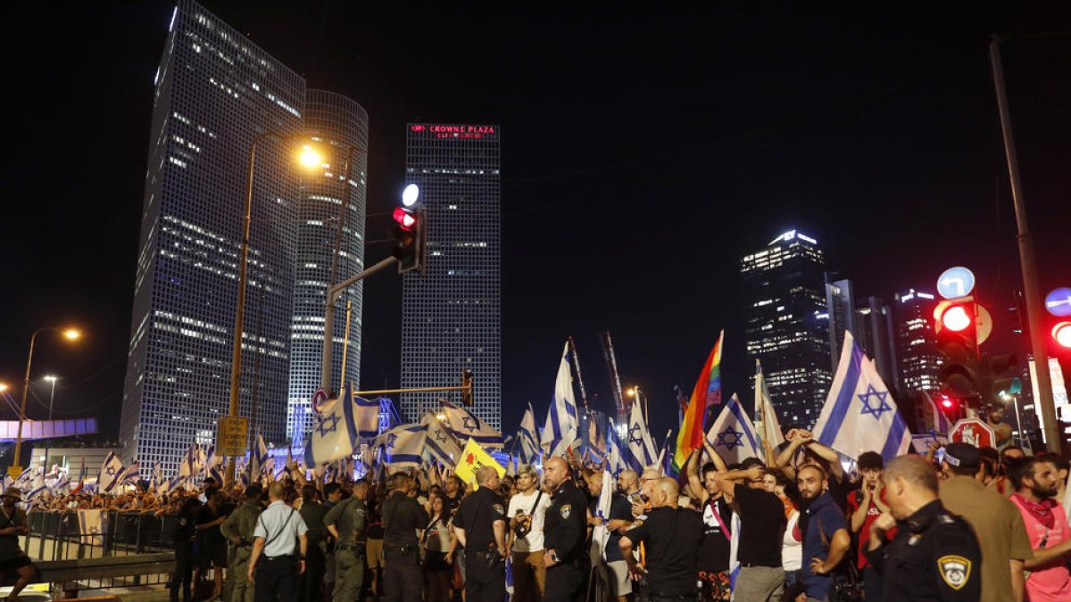 Manifestantes contra la reforma judicial en Israel, ayer en Tel Aviv.