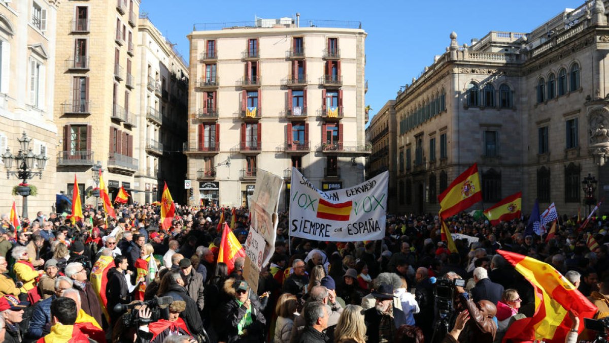 La concentració va tenir lloc a la plaça Sant Jaume.