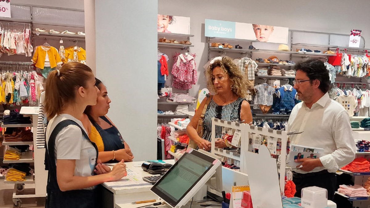 Isidre Gavín en una vista a un comercio de Lleida.