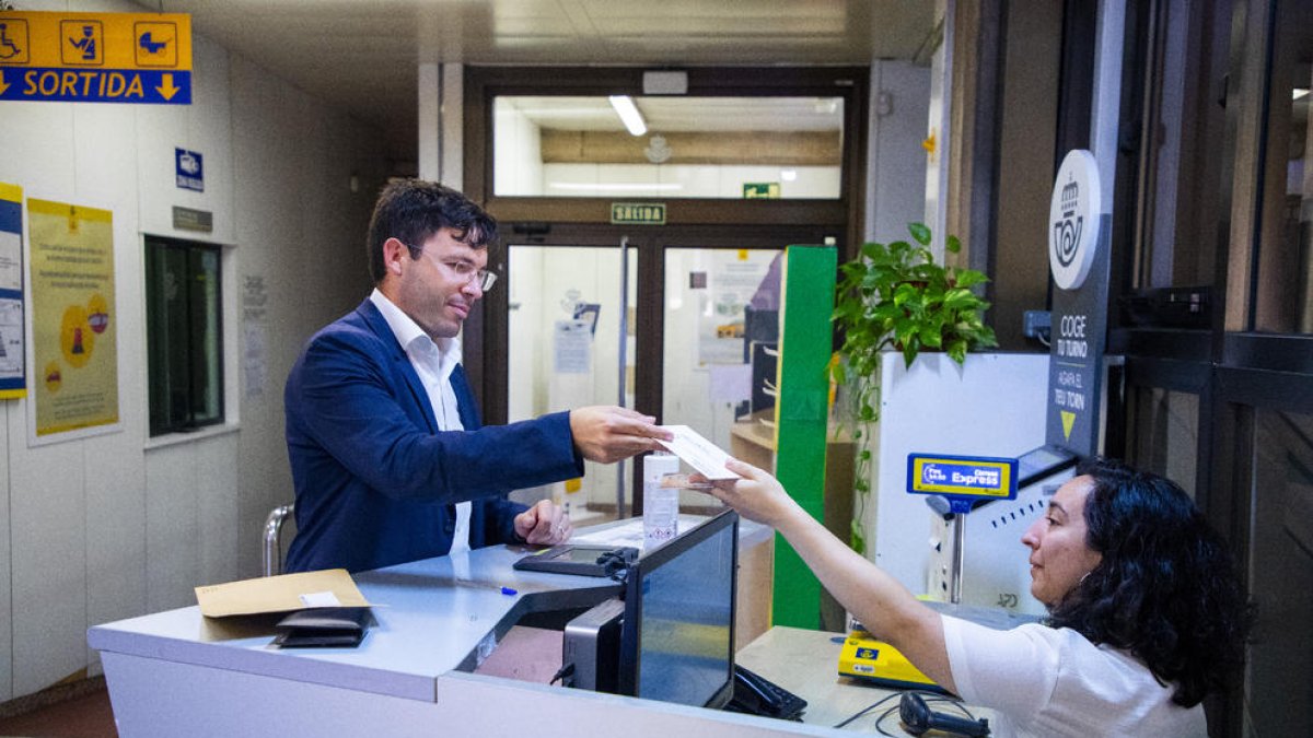 Un dels últims votants per correu ahir a la rambla Ferran.