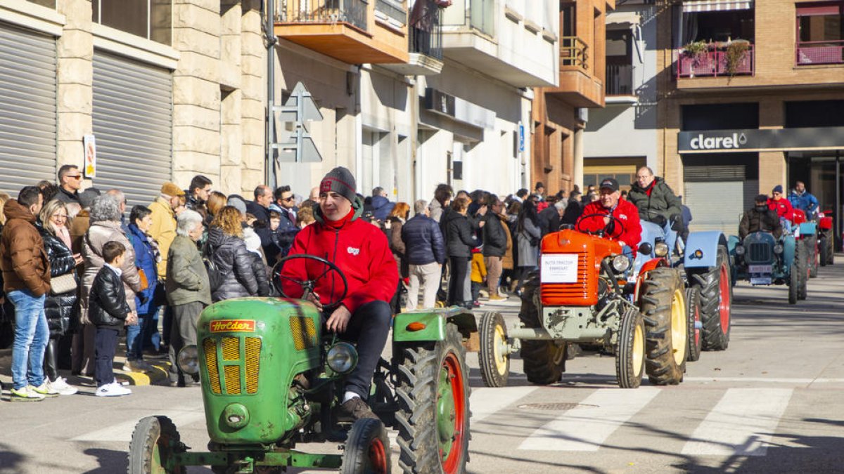 Diferents tractors van participar en la desfilada al voltant del parc del Terrall.