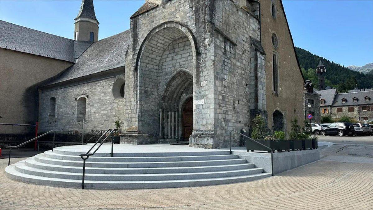 Les noves escales i la plataforma de l’accés principal a l’església de Sant Miquèu de Vielha.