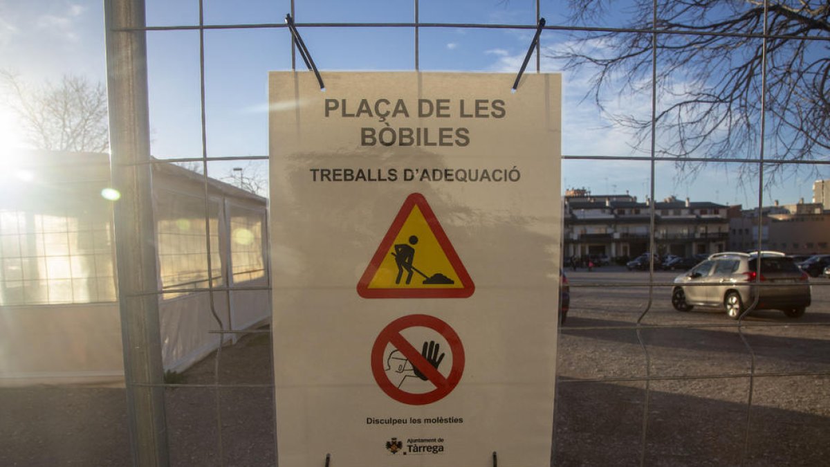 Mentre durin els treballs no es pot estacionar a la plaça.