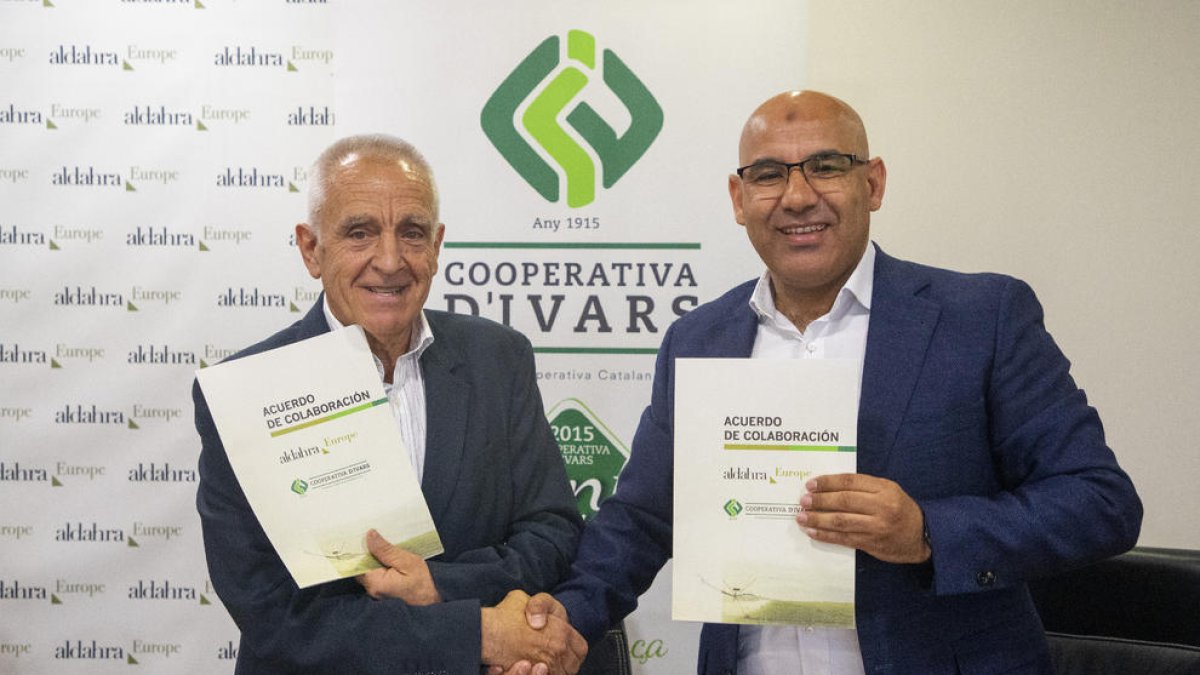 Josep Coll i Abdolghani Ezzitouni es donen la mà després de subscriure l’acord de col·laboració.
