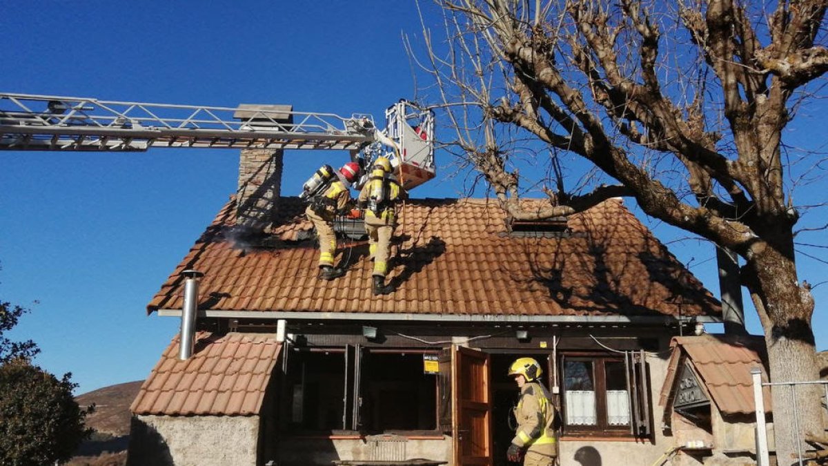 El fuego en una casa en Portell, en Sant Ramon, causó ayer al mediodía una gran humareda. 