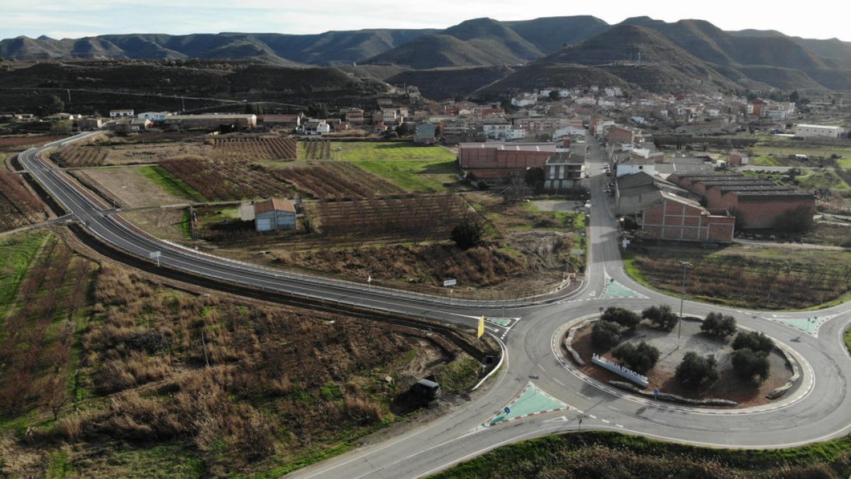 La avenida de Lleida que atraviesa la población y la nueva variante de La Granja a la izquierda.