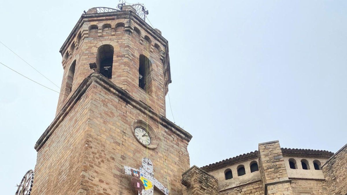 La Casa del Sol Naixent va penjar ahir del campanar una llufa gegant que després van cremar.