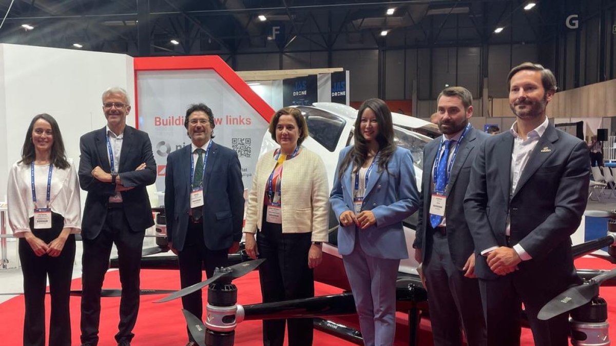 Autoridades presentando el proyecto para convertir este año el Aeropuerto de Lleida-Alguaire en base de pruebas para integrar la operación de drones en entornos aeroportuarios en el marco de la feria Expodrónica 2022, que tiene lugar en Madrid.