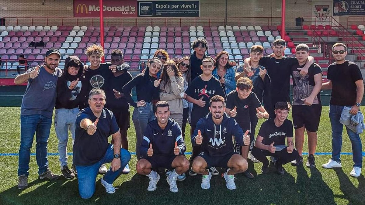 Jugadors de l’Atlètic Lleida i educadors, dilluns passat amb el grup de joves de la UEC.