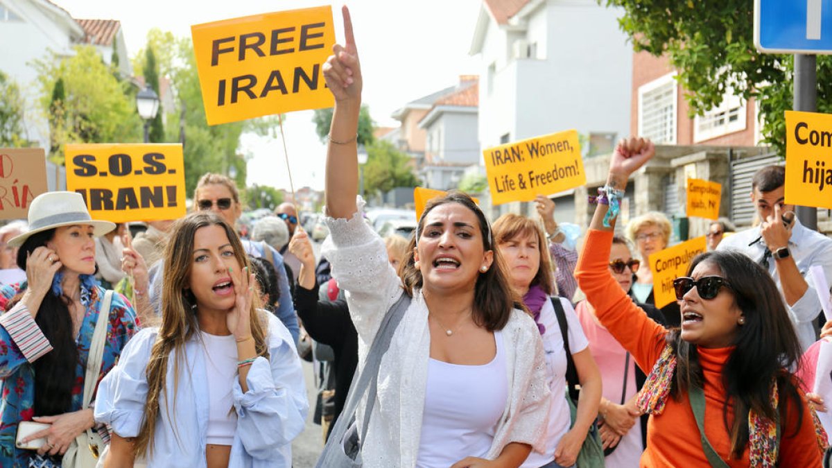 Mujeres protestaron ayer frente a la embajada de Irán en Madrid.