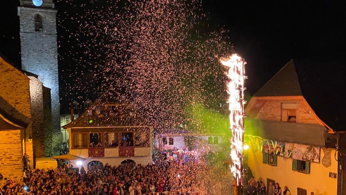 Un moment del tradicional Haro de Les ahir a la nit en aquesta localitat aranesa.