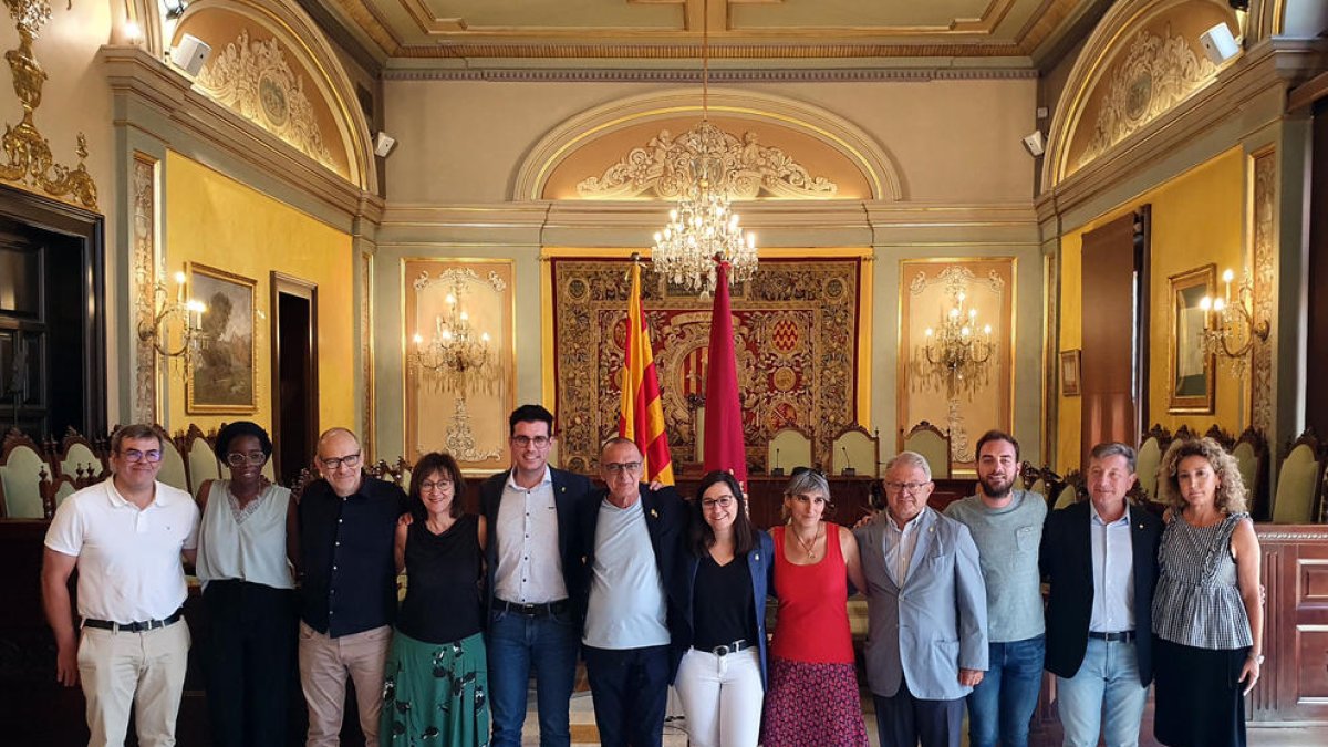 L’equip de govern al complet, amb Postius, Pueyo i Freixanet al centre, ahir a la Paeria.