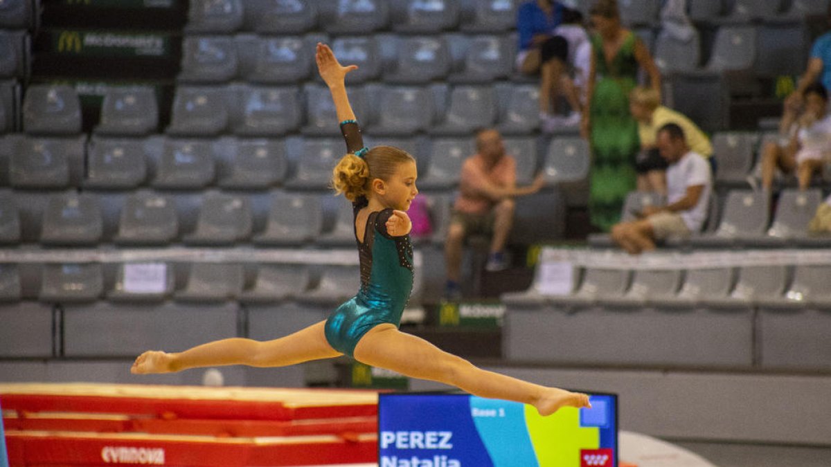 Una de les gimnastes participants ahir durant un salt a l'exercici de terra.