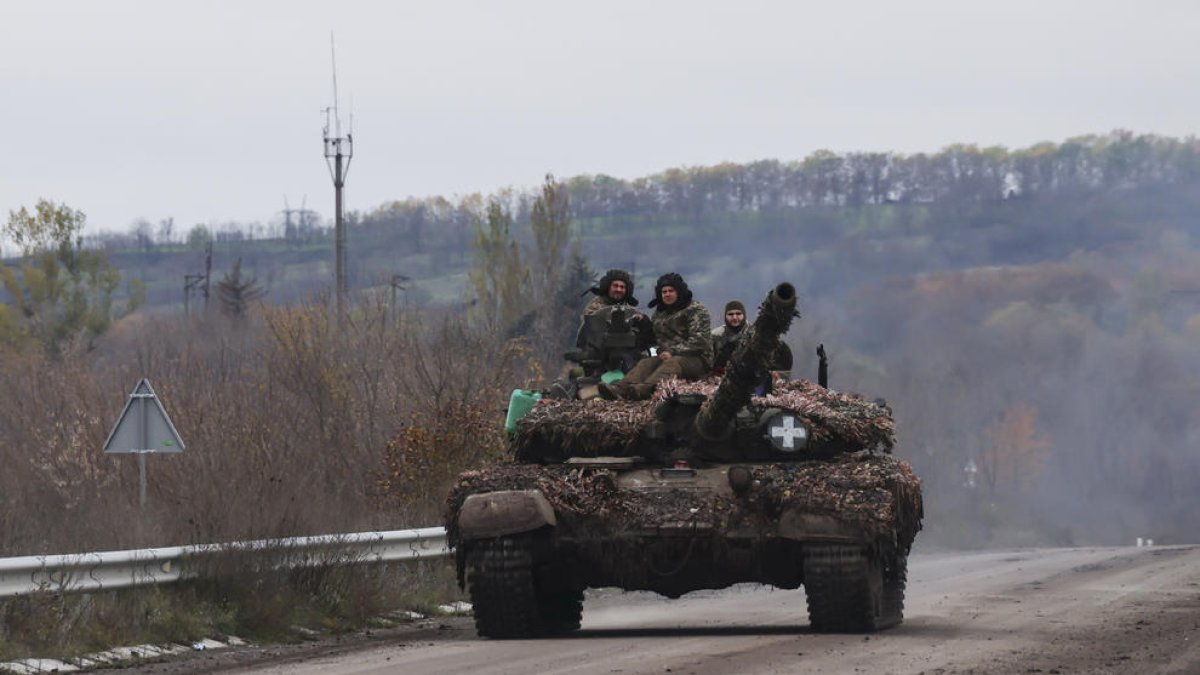 Un tanc ucraïnès circula a la ciutat de Bakhmut, a Donetsk.