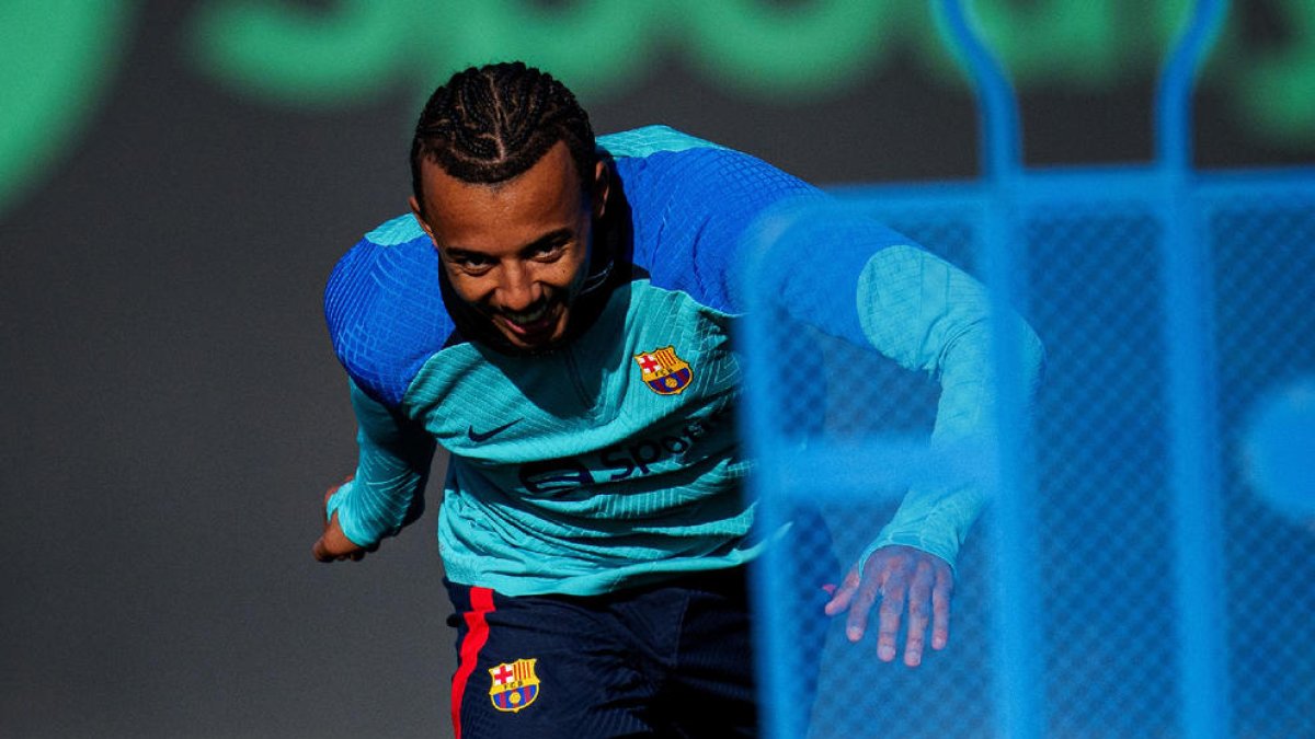 El francés Jules Koundé, durante el entrenamiento de ayer.