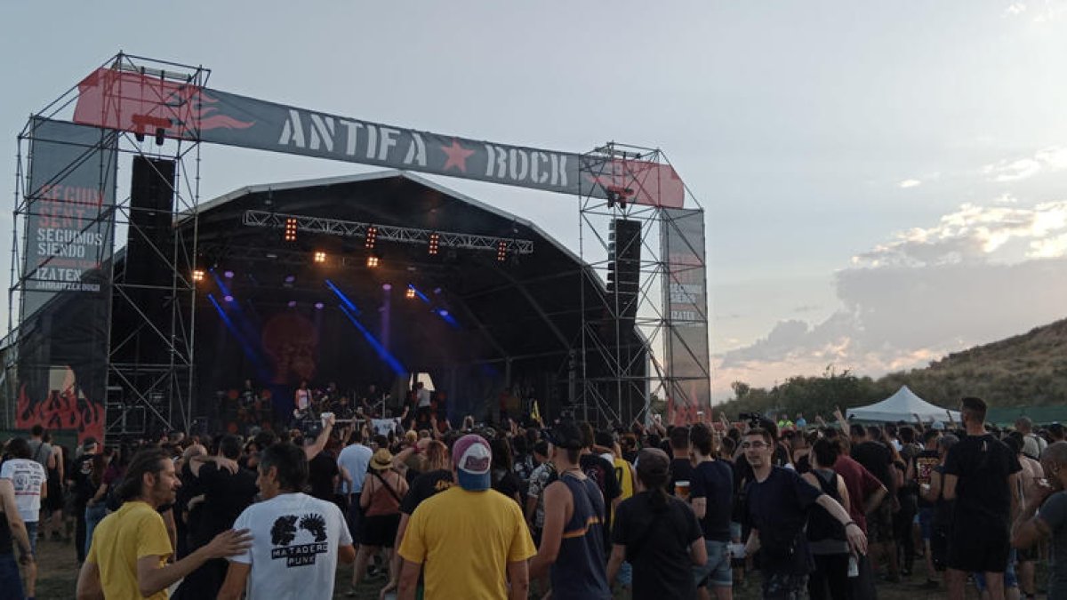 Actuació ahir a mitja tarda de Kaótiko, una de les onze bandes de la primera jornada de l’Antifa Rock.