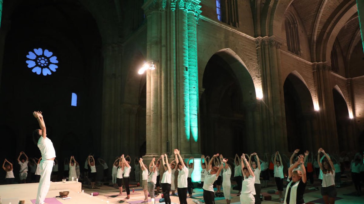 Practicantes de yoga en la anterior actividad de la ‘Nit de Lluna plena al claustre’, el pasado 14 de junio.