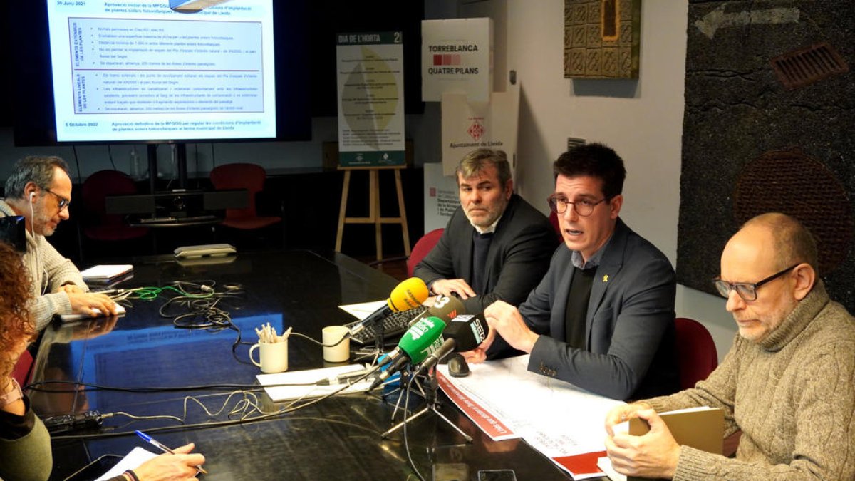 Melé, Postius i Rutllant durant la roda de premsa per explicar les accions que s'han fet per protegir l'Horta de Lleida davant la proliferació de nous projectes de torres elèctriques d'alta tensió