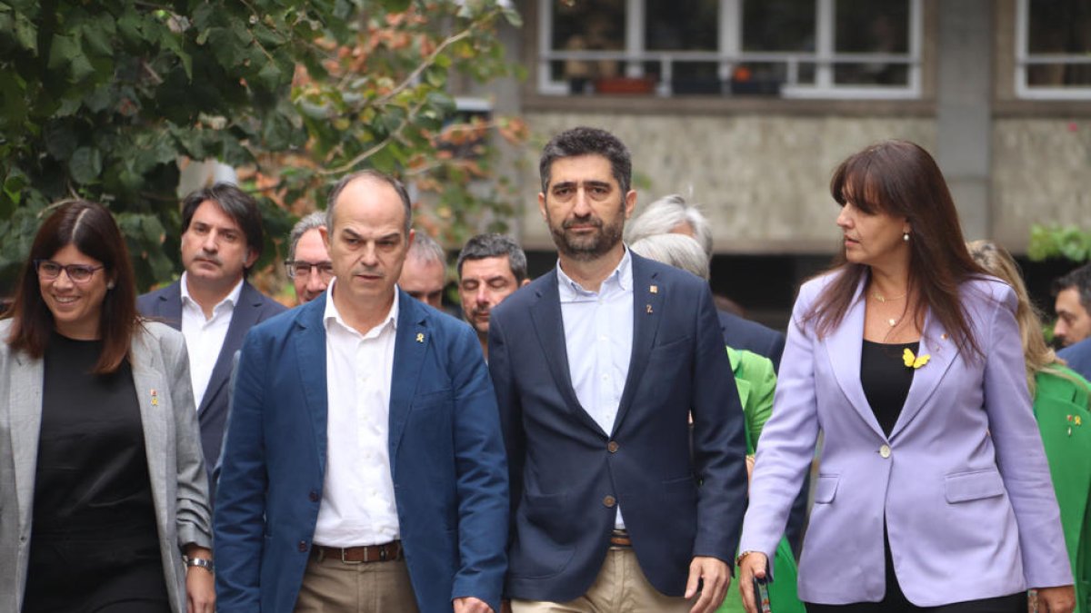 La presidenta de Junts, Laura Borràs, i el secretari general, Jordi Turull, i el vicepresident destituït, Jordi Puigneró, arriben a la seu del partit