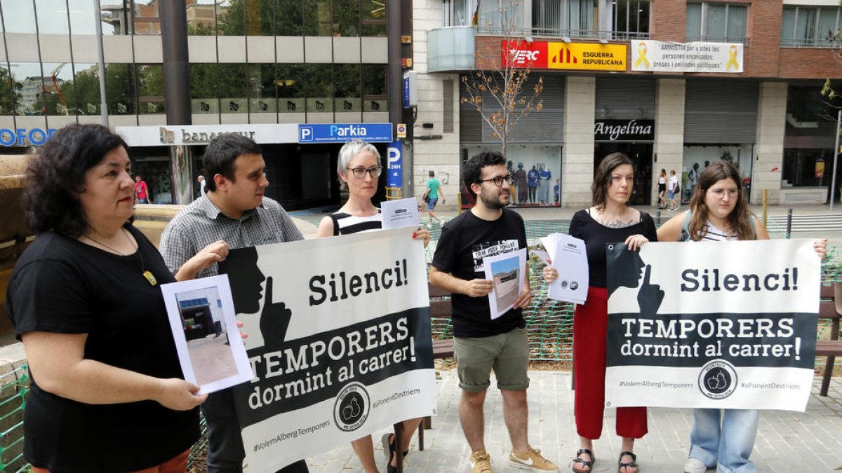 Miembros de la plataforma Fruita amb Justícia Social con pancartas ante la delegación del Govern en Lleida