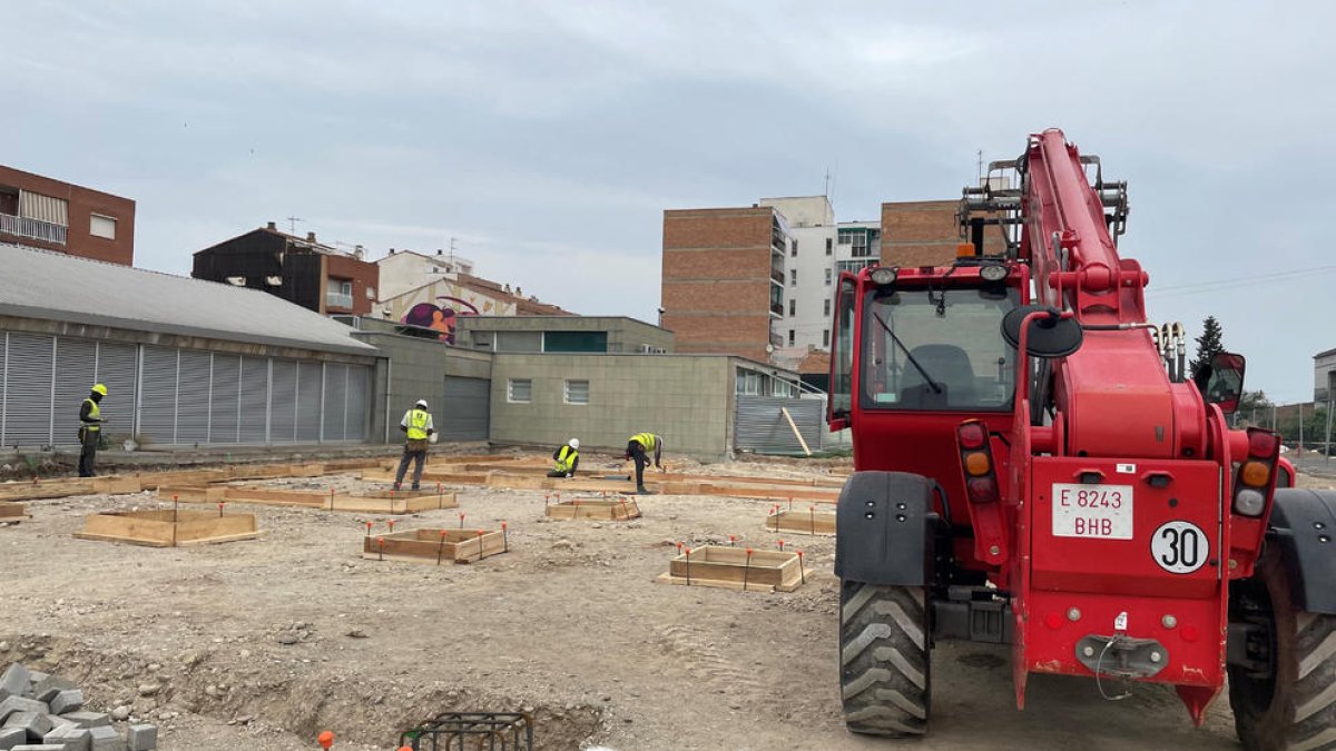 Técnicos trabajando en las obras de ampliación del CAP Bordeta-Magraners de Lleida.