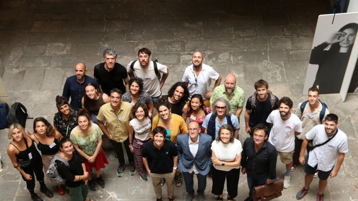 Fotografía de familia con responsables y algunos artistas de la 43.ª edición de FiraTàrrega en el acto de presentación este miércoles.