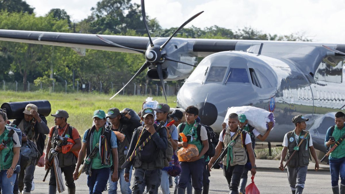 Siguen buscando a los 4 niños desaparecidos después del accidente aéreo en Colombia