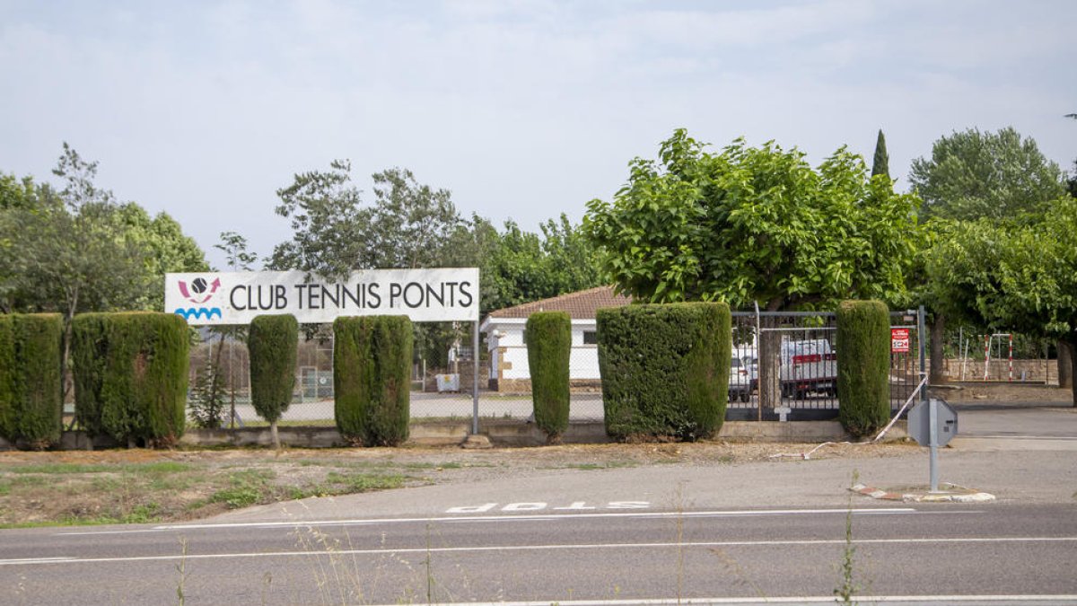 Vista exterior del Club Tennis Ponts, donde ayer al mediodía se produjo el deceso. 