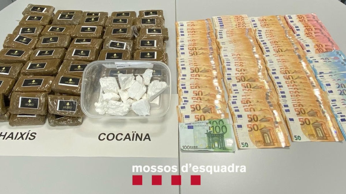 Vista de la droga y el dinero intervenidos por los Mossos en la vivienda del detenido en La Bordeta. 