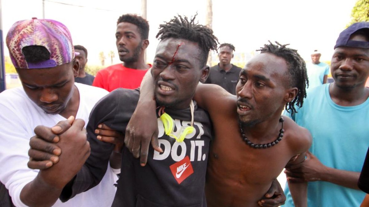 Varios migrantes se dirigen al Centro Temporal de Inmigrantes (CETI), después de saltar la valla de Melilla.