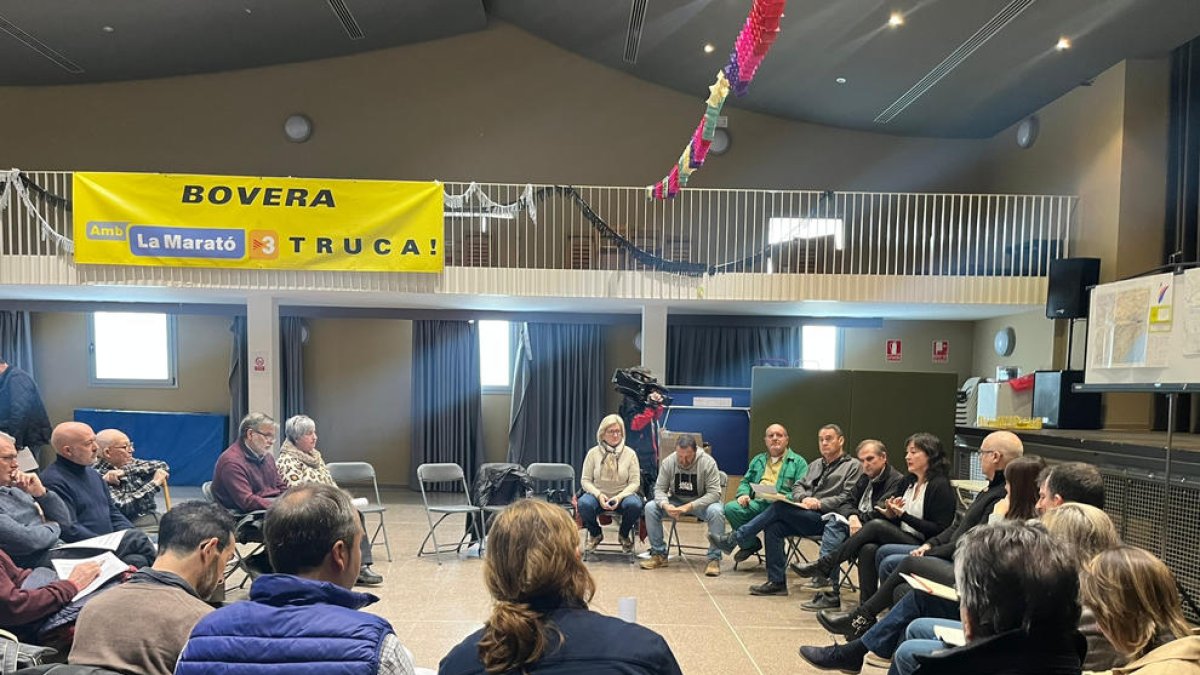 Reunión en Bovera. Alcaldes y ediles de los 19 municipios del Segrià y Les Garrigues que exigen estar dentro del territorio beneficiado por las ayudas se reunieron ayer en Bovera, a 10,4 kilómetros de la central de Ascó.