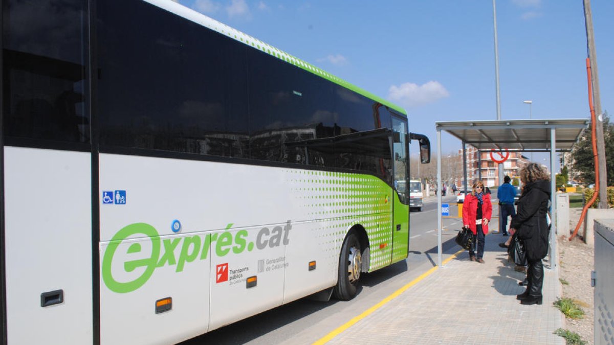 Imagen de archivo de un autobús expres que opera en Lleida. 