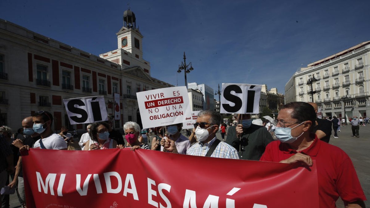 Concentració després de l’aprovació de la llei de l’eutanàsia.