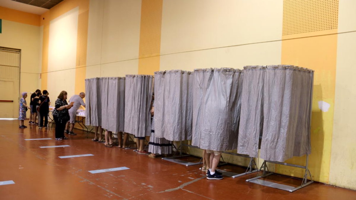 Miembros de mesas y votantes de Mollerussa aprueban el traslado del dispositivo en el Pabellón Ferial: 