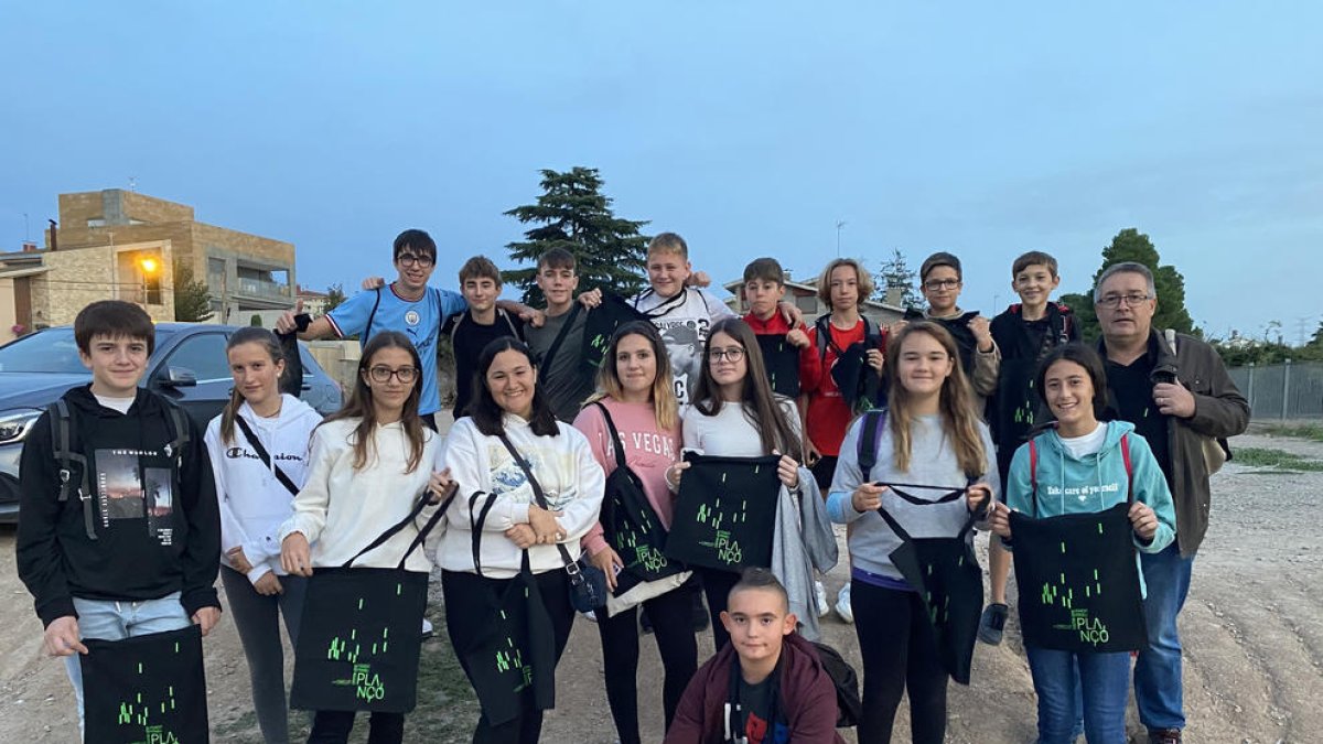 Jóvenes en las primeras actividades de Plançó, ayer en Les Borges.