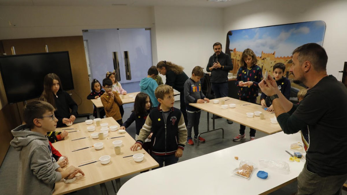 Una quincena de niños participaron ayer en el taller ‘Fem fòssils?’ en el Museu de Lleida.