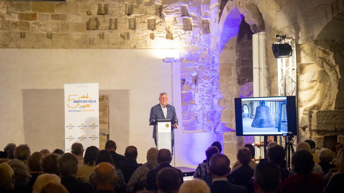 El presidente de los Amics de la Seu Vella, Joan Ramon González, ayer en la Sala Gran de la Canonja.