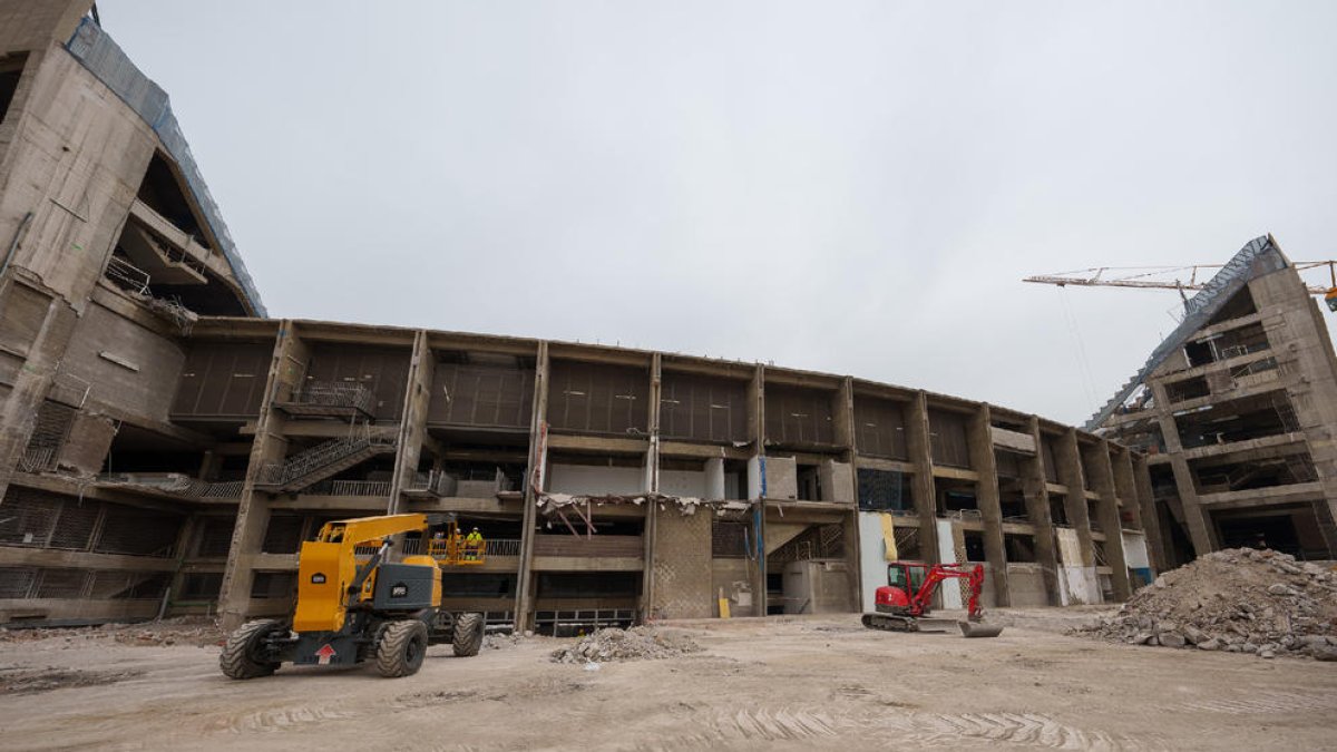 Avancen les obres del Camp Nou - El club va informar que aquestes primeres setmanes de juny s’ha procedit al desmantellament de tot l’interior de l’estadi i ja s’han iniciat les demolicions. En aquests moments hi ha 250 operaris implicats e ...