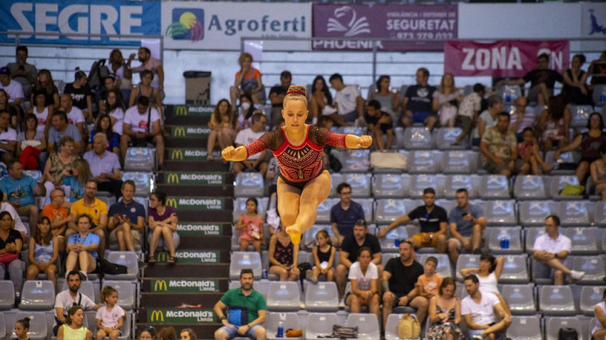 Una gimnasta realitza un salt durant un dels exercicis.