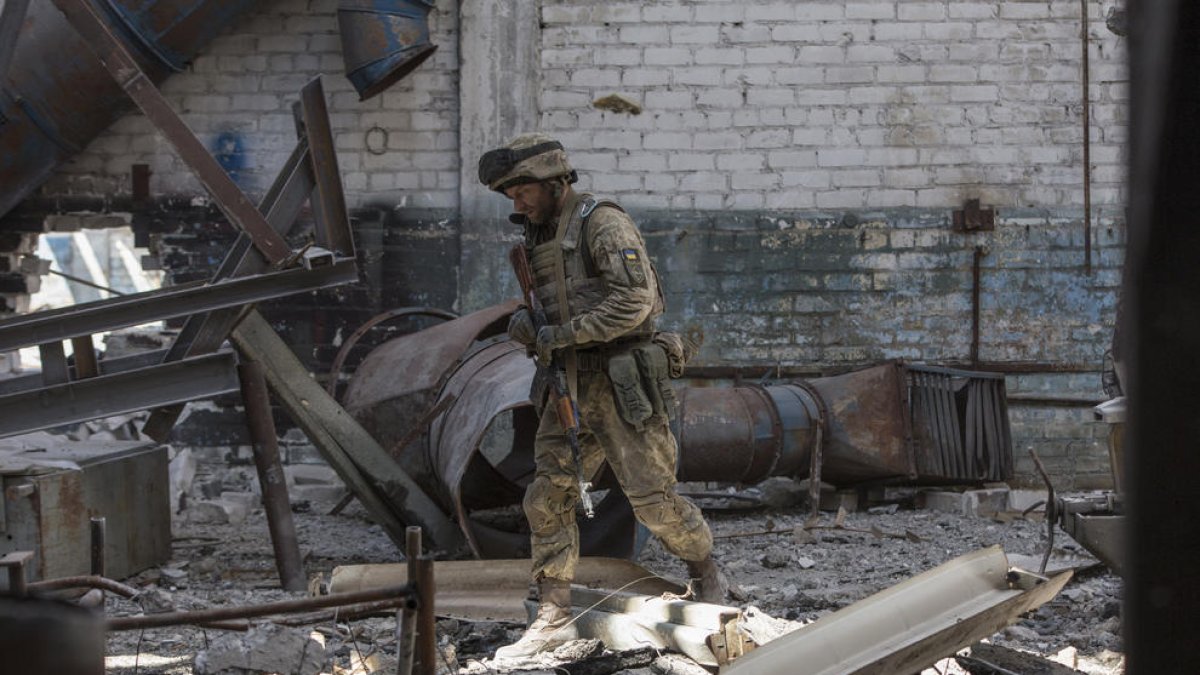 Un soldat camina entre les ruïnes de l’assetjada localitat de Severodonetsk.