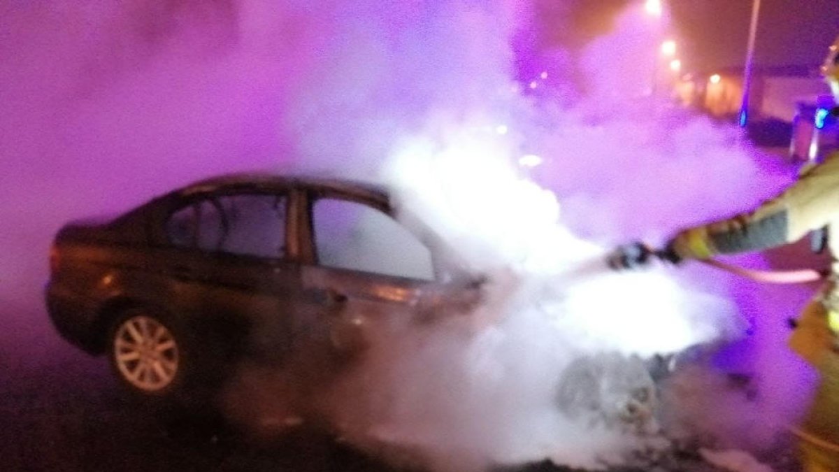 Vista del vehicle incendiat ahir de matinada a Balaguer.