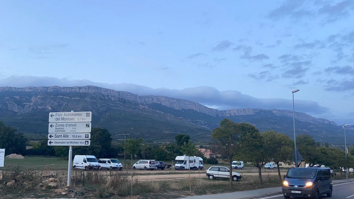 Un dels pàrquings habilitats a l’entrada de la localitat.