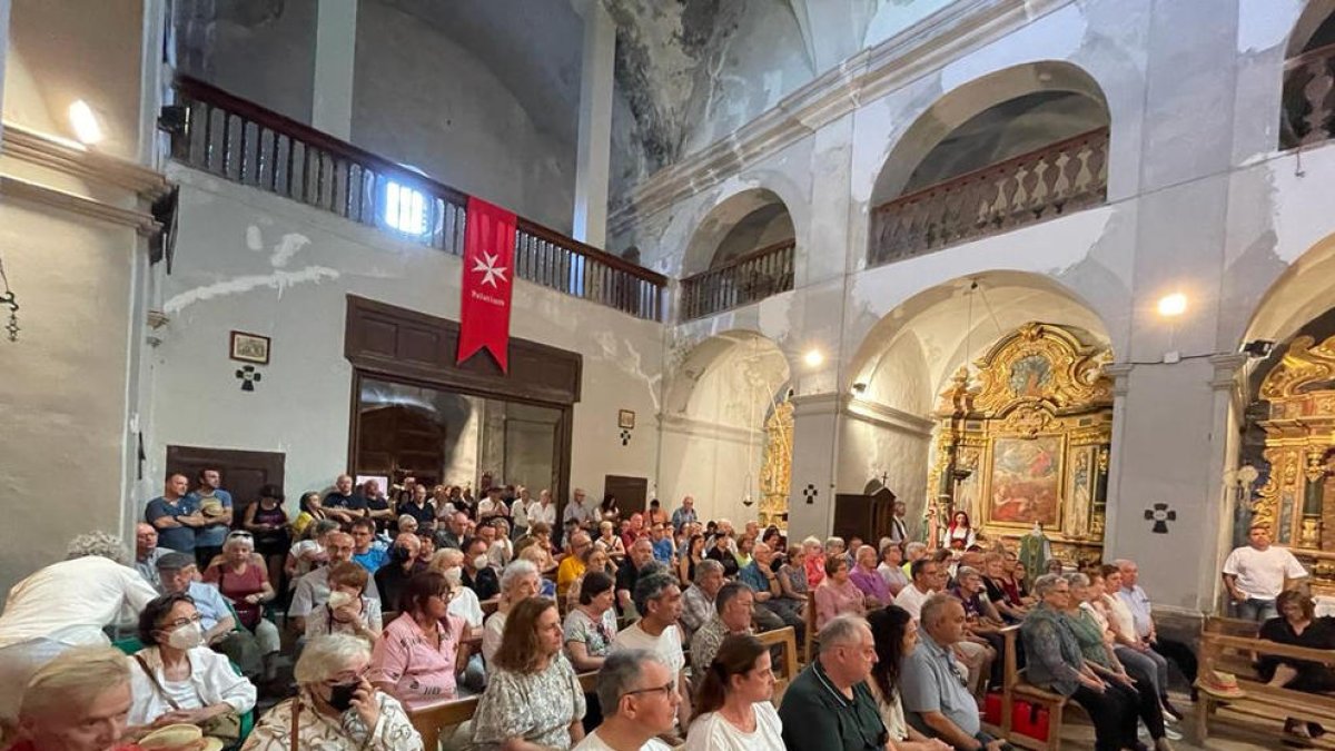 La iglesia de El Palau se quedó ayer pequeña para escuchar la conferencia sobre su historia.