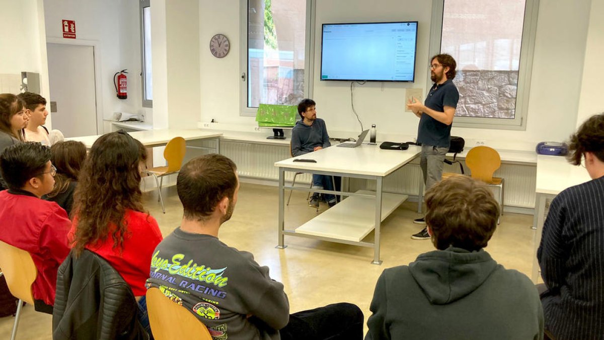 Alumnes de l'escola d'art municipal fan una peça audiovisual per mitjà de la intel·ligència artificial