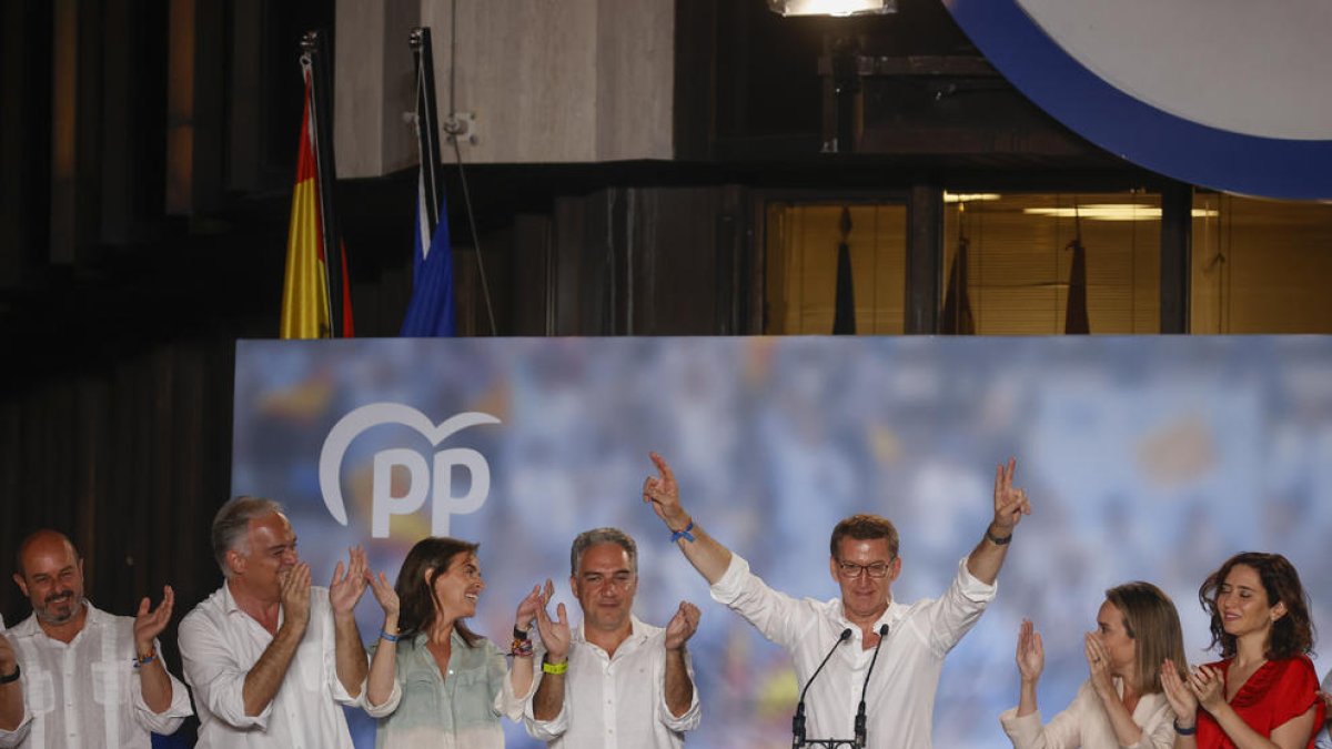 El candidat del PP, Alberto Núñez Feijóo, saluda els simpatitzants a la seu dels populars.