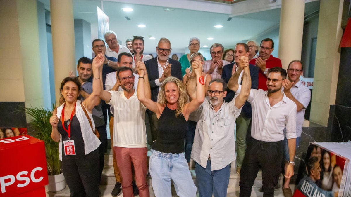 Montse Mínguez, ahir celebrant la victòria amb altres membres del PSC a la seu del partit.