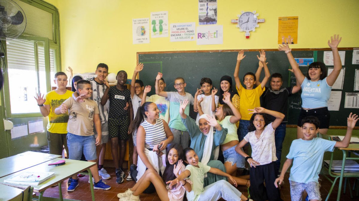 Alumnes del col·legi Balàfia, a l’interior d’una classe acomiadant-se del centre.