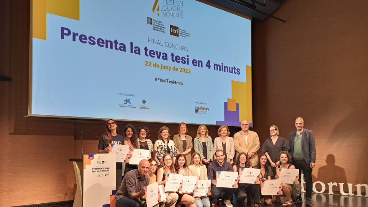 Els finalistes i guanyadors del concurs es fan una foto amb els membres del jurat.