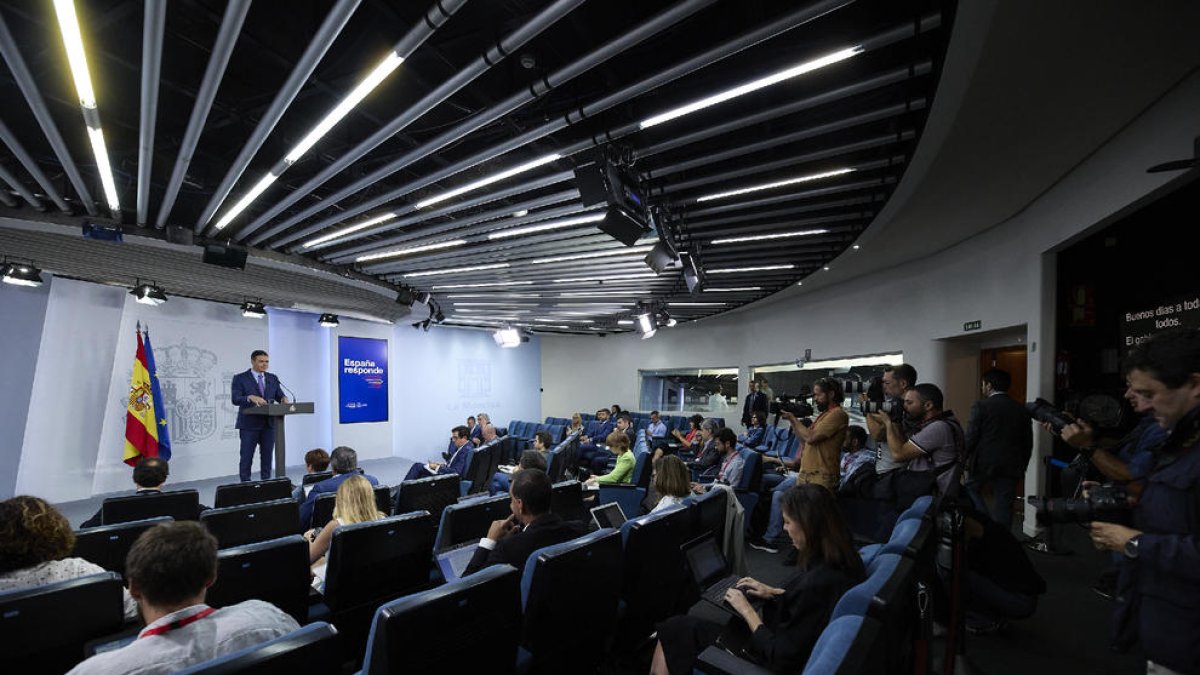 Sánchez durante la presentación, ayer, del nuevo plan anticrisis.