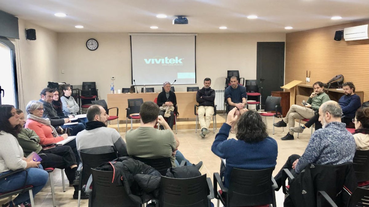 La reunión de la Taula de l’Habitatge de l’Urgell, ayer en Vallbona de les Monges.